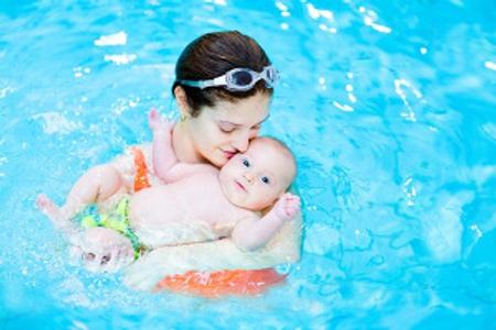 Teaserbild zu Ratgeber Babyschwimmen
